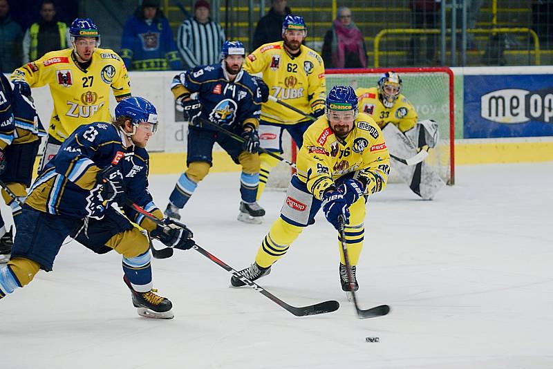 Hokejisté Přerova (ve žlutém) doma zdemolovali Kladno 6:2.