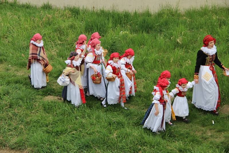 Tradičnímu obřadu loučení se zimou přihlížely v neděli dopoledne desítky Přerovanů. Vynášení smrtky je na Hané tradicí, která se přenáší z generace na generaci. 