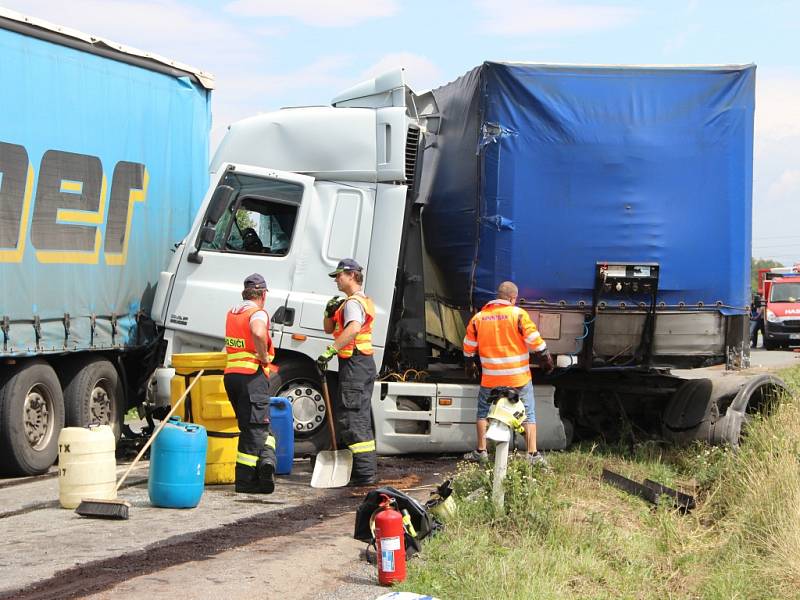 Tragická nehoda, při níž zemřela osmatřicetiletá řidička osobního auta, se stala v pondělí 18. července ráno mezi Přerovem a obcí Bochoř. Doprava zde byla na několik hodin zastavena. 