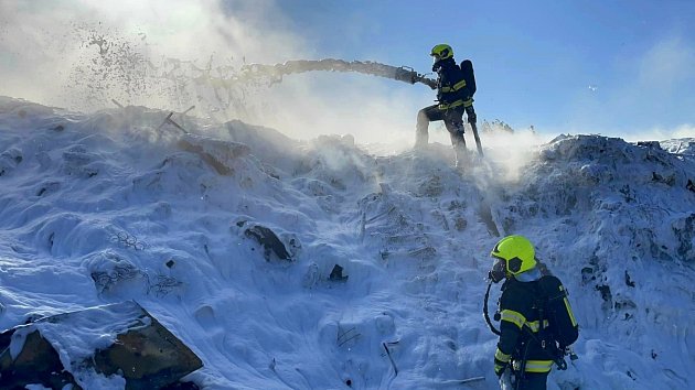 Požár skládky v Hradčanech: vysilující boj hasičů trval přes šest hodin