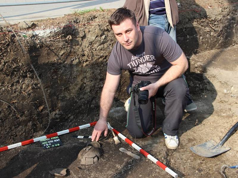 Přerovský archeolog Zdeněk Schenk  v lokalitě u Prioru