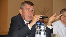 S občany Dluhonic jednal v úterý odpoledne o dálnici D1 z Říkovic do Přerova premiér Andrej Babiš. Na debatě nechyběl ani šéf ekologické organizace Děti Země Miroslav Patrik. Přítomni na jednání byli i zástupci vedení Ředitelství silnic a dálnic.