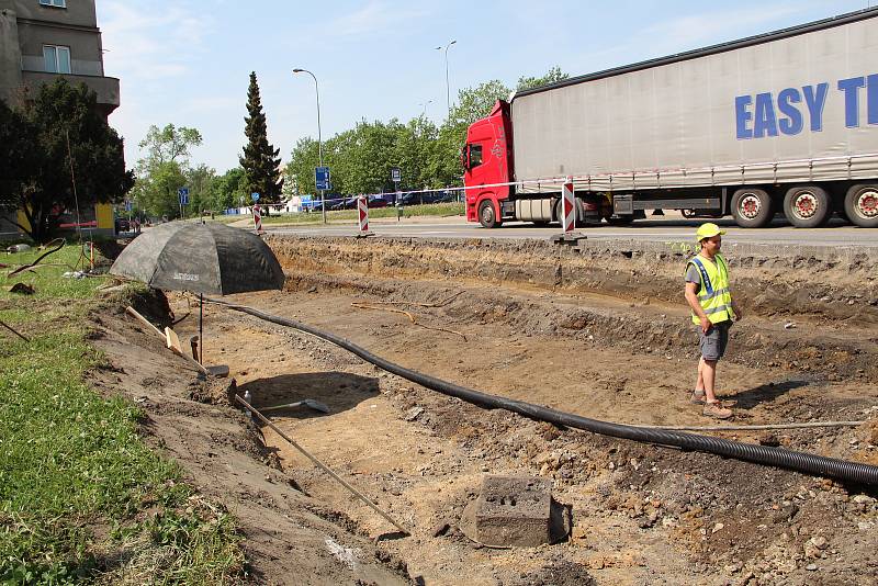 Dělníci, kteří pracují na stavbě průpichu na křižovatce ulic Komenského - Velké Novosady - Kojetínská v Přerově, narazili na původní dlažbu. 12. 5. 2022