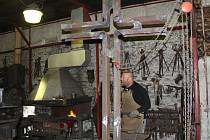 Umělecký kovář Jiří Jurda ml. dokončuje ve své dílně v Kozlovicích dvoumetrovou kovanou plastiku kříže, který bude vztyčen na hřbitově v Lipníku nad Bečvou. Připomene oběti první světové války, které zemřely v tamních lazaretech