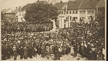 Slavnostní odhalení sochy Jana Blahoslava na Horním náměstí v Přerově v roce 1923 - před sto lety. Pro Přerov to byla velká událost.