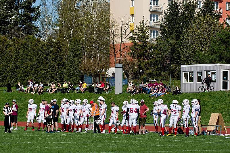 Přerov Mammoths (v bílém) vs. Vysočina Gladiators ve 2. lize amerického fotbalu.