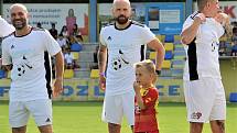 Benefiční fotbalové utkání Na Dětech Záleží. Tým Martina Zaťoviče (v modrém) proti týmu Tomáše Kundrátka (v bílém). Jan Javůrek (uprostřed)