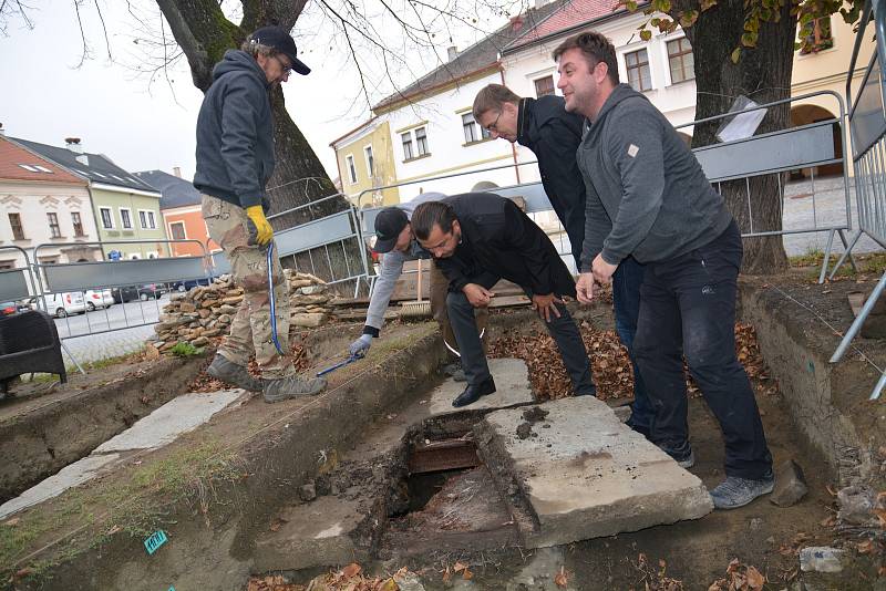 Velké překvapení čekalo badatele, kteří odkryli v pátek dopoledne část betonového záklopu studny na Horním náměstí v Přerově. V hloubce čtrnácti metrů se totiž nacházela voda. Původní studna byla vybudována na přelomu 15. a 16. století.