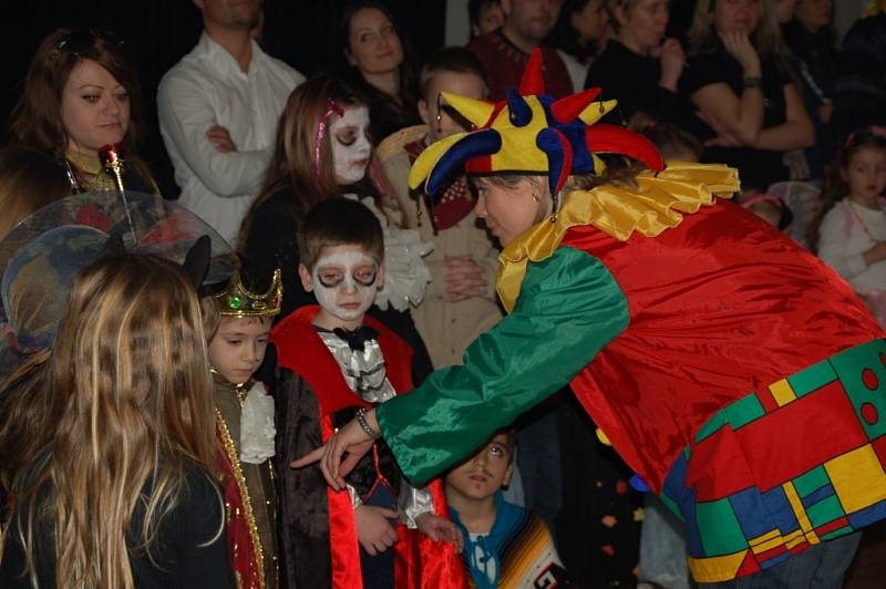 Karneval, který v neděli odpoledne uspořádal pro děti zpěvák Pavel Novák ml., přivedl do varu nejen ratolesti, ale i jejich maminky