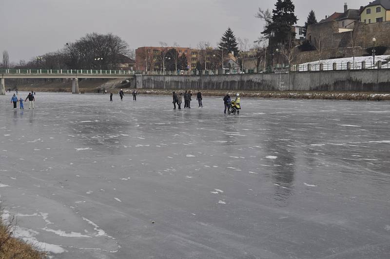 Bruslení na zamrzlé Bečvě v Přerově 5. března 2018