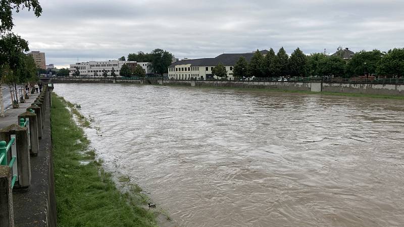 Řeka Bečva v Přerově v neděli 21. června mezi 15. a 16. hodinou.