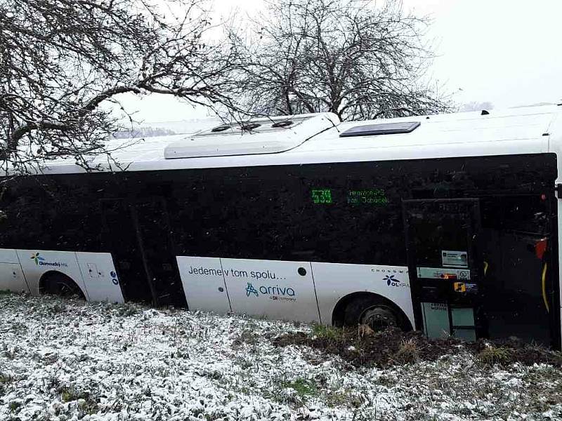 Nehoda autobusu u Býškovic - 3. 12. 2020