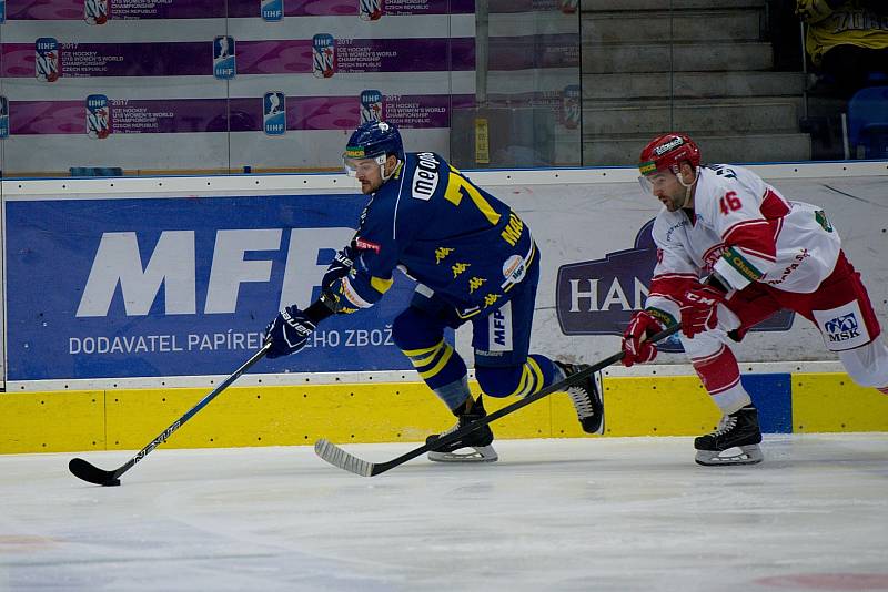 Hokejisté Přerova (v modrém) proti Frýdku-Místku
