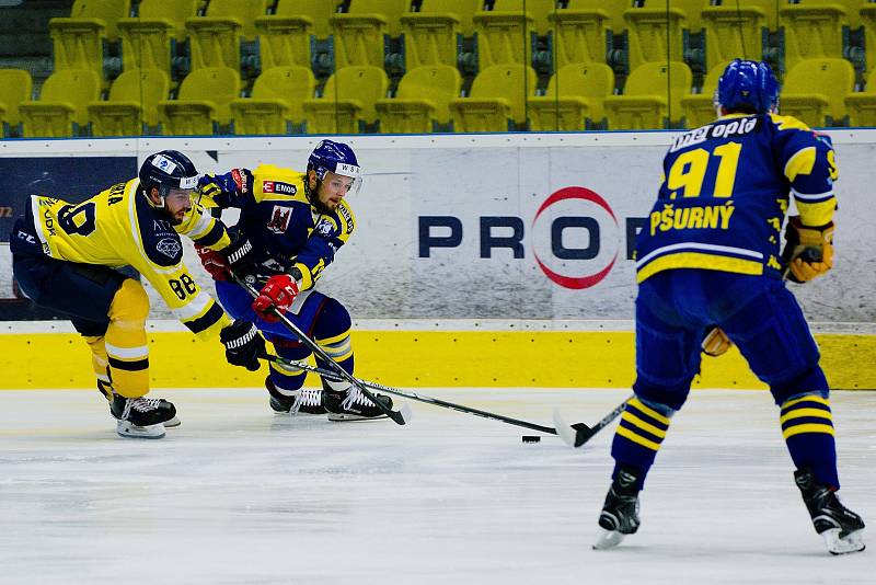 Hokejisté Přerova (v modrém) proti Ústí nad Labem (7:4).