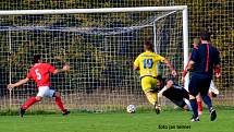 Fotbalisté Šternberka (ve žlutém) vyhráli v Brodku u Přerova 2:1.