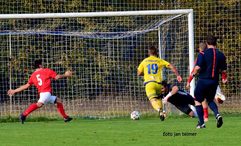 Fotbalisté Šternberka (ve žlutém) vyhráli v Brodku u Přerova 2:1.