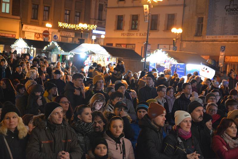 První adventní neděli vpodvečer se slavnostně rozzářil vánoční strom na Masarykově náměstí v Přerově. Do centra města dorazily davy lidí.