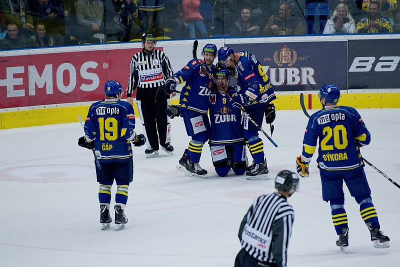 Hokejisté Přerova (v modrém) porazili v domácím derby Prostějov 4:3 po samostatných nájezdech