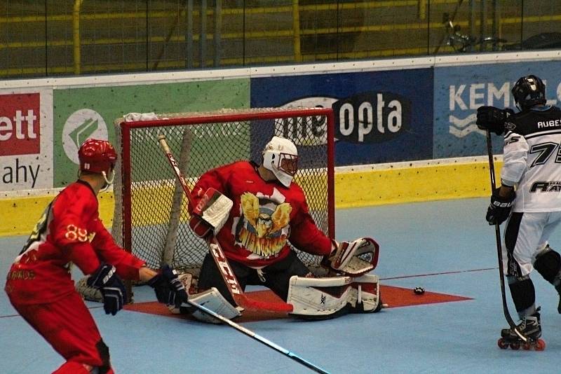 Inline hokejisté Přerova (v červeném) proti Prague Rats.