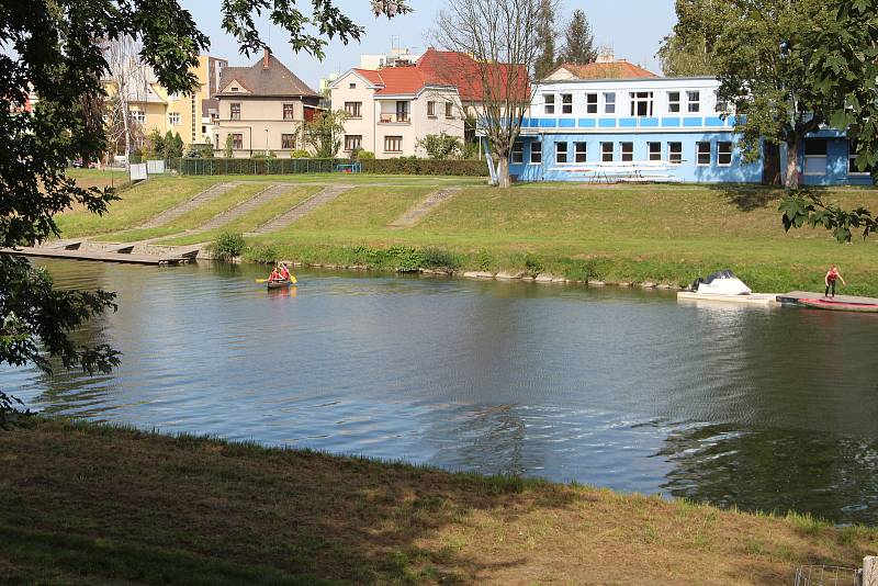 Řeka Bečva v Přerově v úterý 22. září 2020. Ryby na toku otrávila neznámá látka