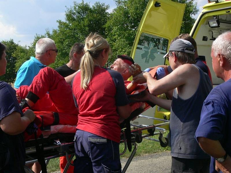 Osmý ročník závodů mopedů a fichtlů v Radslavicích - zraněný soutěžící