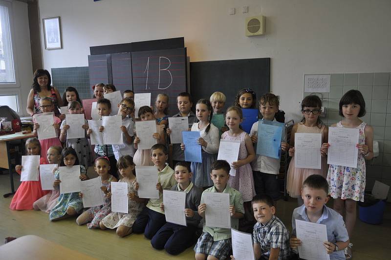 Prvňáčci si na základních školách Svisle, Želatovská a U Tenisu v Přerově převzali svá první vysvědčení