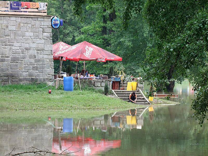 Zahrádkáři z kolonie u přerovské nemocnice odklízejí následky povodní i přívalového deště