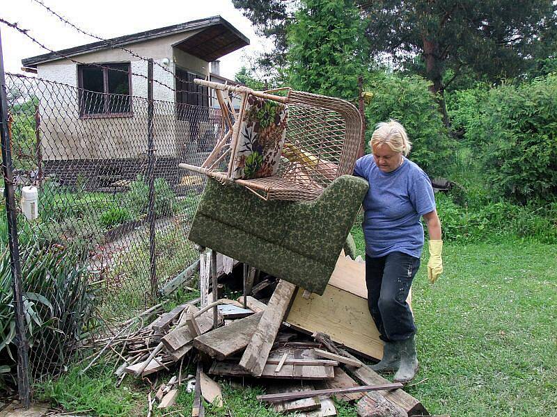 Zahrádkáři z kolonie u přerovské nemocnice odklízejí následky povodní i přívalového deště