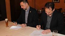 Ředitel přerovského pivovaru a předseda Jagello 2000 Zbyněk Pavlačík podepsali ve čtvrtek partnerskou smlouvu. 