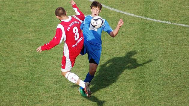 1.FC Viktorie Přerov (v modrém) proti FC Viktoria Otrokovice
