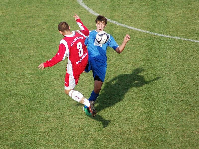 1.FC Viktorie Přerov (v modrém) proti FC Viktoria Otrokovice
