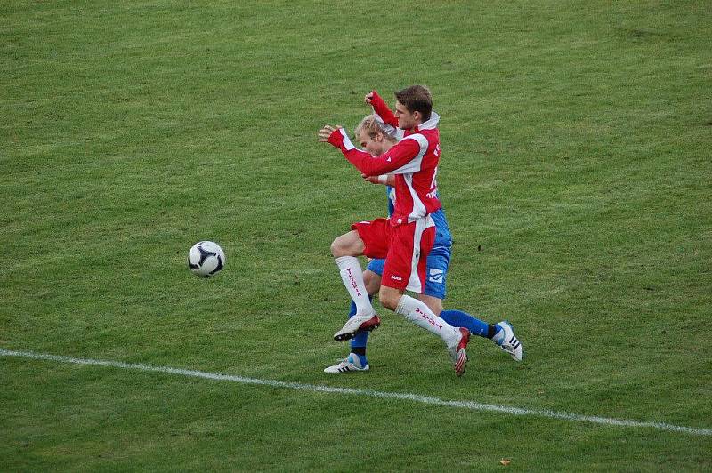 1.FC Viktorie Přerov (v modrém) proti FC Viktoria Otrokovice