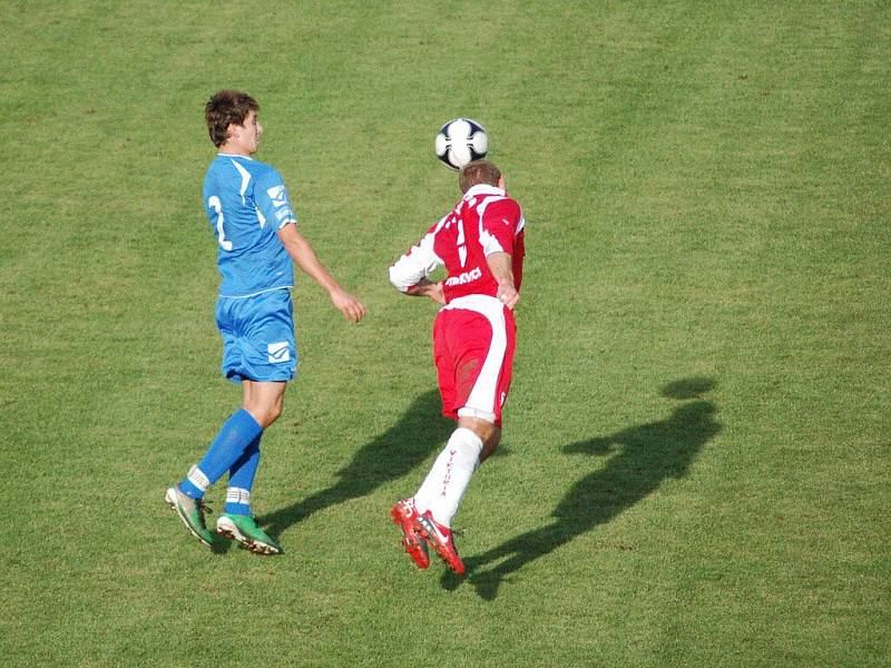 1.FC Viktorie Přerov (v modrém) proti FC Viktoria Otrokovice