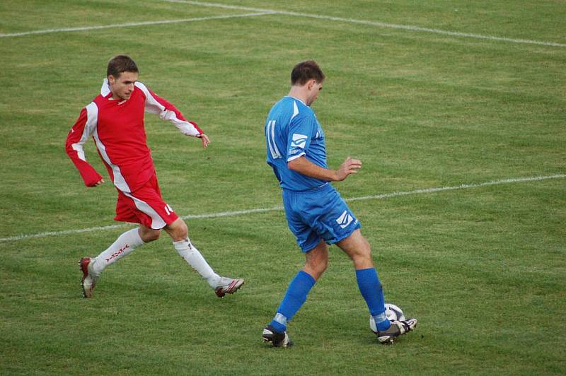 1.FC Viktorie Přerov (v modrém) proti FC Viktoria Otrokovice