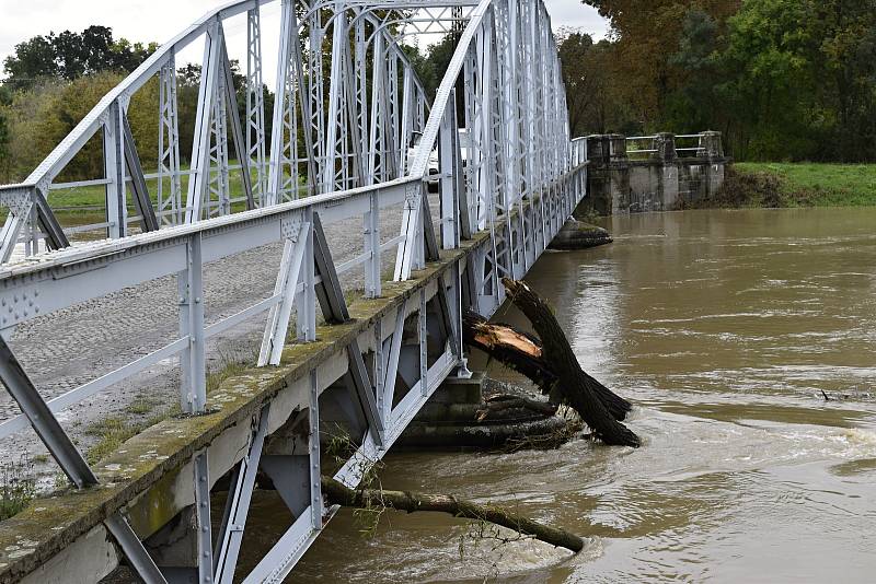 Rozvodněná Morava v Kojetíně, zaplavila třeba i fotbalové hřiště nebo loděnici. 15.10. 2020