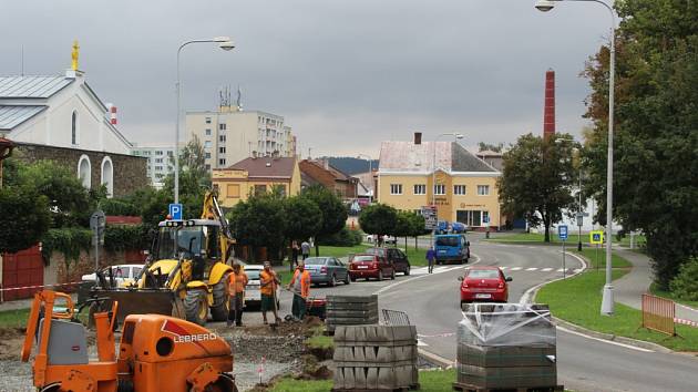 Část okružní křižovatky v Lipníku nad Bečvou bude průjezdná, v Piaristické ulici bude od září obousměrný provoz. 