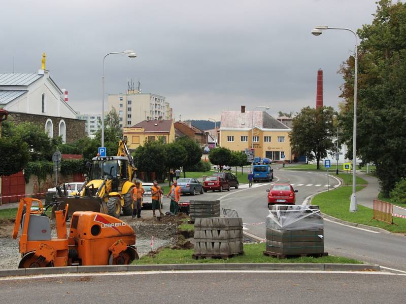 Část okružní křižovatky v Lipníku nad Bečvou bude průjezdná, v Piaristické ulici bude od září obousměrný provoz. 