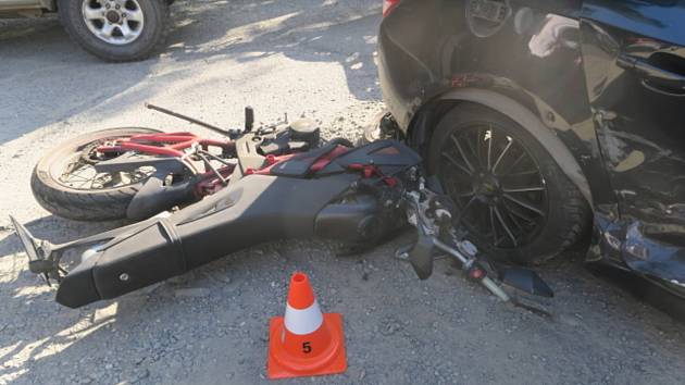 Nepozornost mladé řidičky zavinila karambol několika aut a motocyklu v Opatovicích. Škoda je téměř 900 tisíc korun.