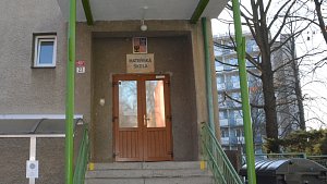 Mateřská škola ve Dvořákově ulici v Přerově se stala místem, kde policista při neopatrné manipulaci se zbraní během besedy nečekaně vystřelil