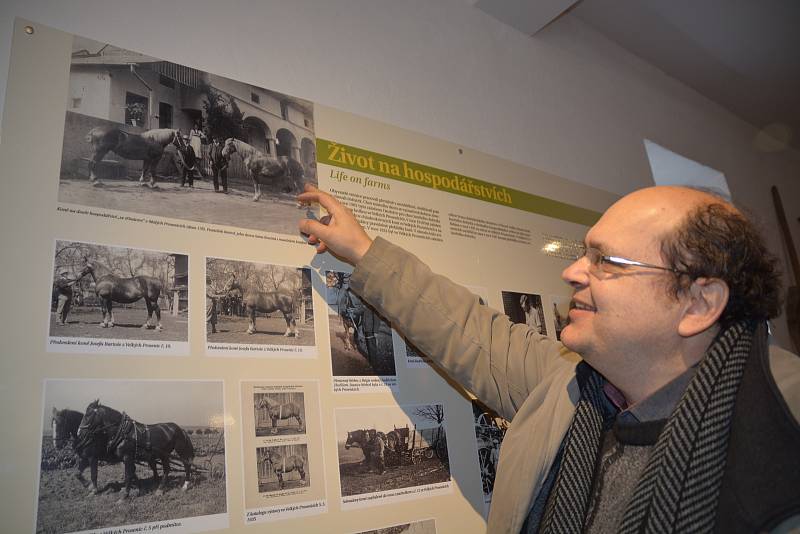 Nález sokolské sošky na půdě bývalé hospodářské usedlosti v Prosenicích.  (Na některých snímcích se starostou obce Otakarem Dokoupilem).