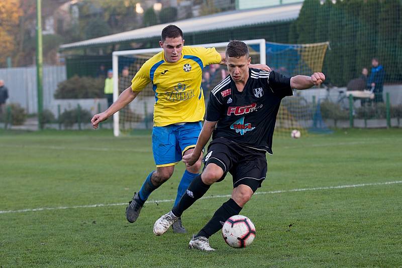 Fotbalisté Kozlovice (ve žlutém) doma porazili 1. HFK Olomouc 4:0.