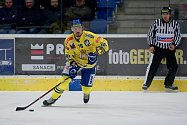 Hokejisté HC Zubr Přerov (ve žlutém) proti pražské Slavii. Jaroslav Moučka.