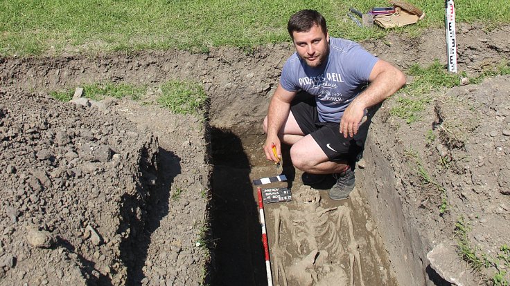 Přerovští archeologové odkryli v areálu hasičské stanice na Šířavě dva kostrové hroby z mladší doby hradištní.