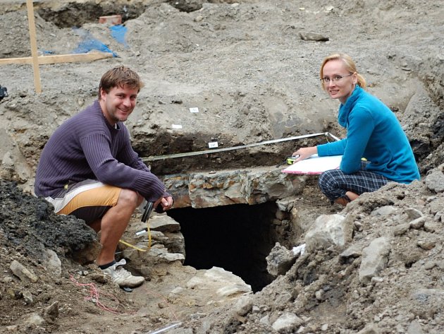 Archeologické objevy v Přerově - Torzo původní městské brány, historická dlažba ze 16. a 17. století apůvodní kanalizace 