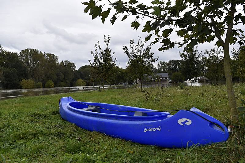 Rozvodněná Morava v Kojetíně, zaplavila třeba i fotbalové hřiště nebo loděnici. 15.10. 2020