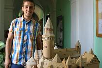 Na modelu hradu Bouzov pracoval Karel Mayer dva a půl měsíce