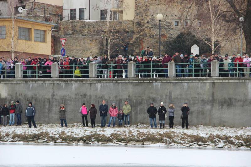 Silvestrovská otužilecká show v řece Bečvě v Přerově