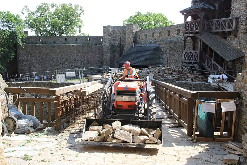 Archeologický záchranný výzkum a rekonstrukce renesančního paláce na hradě Helfštýně