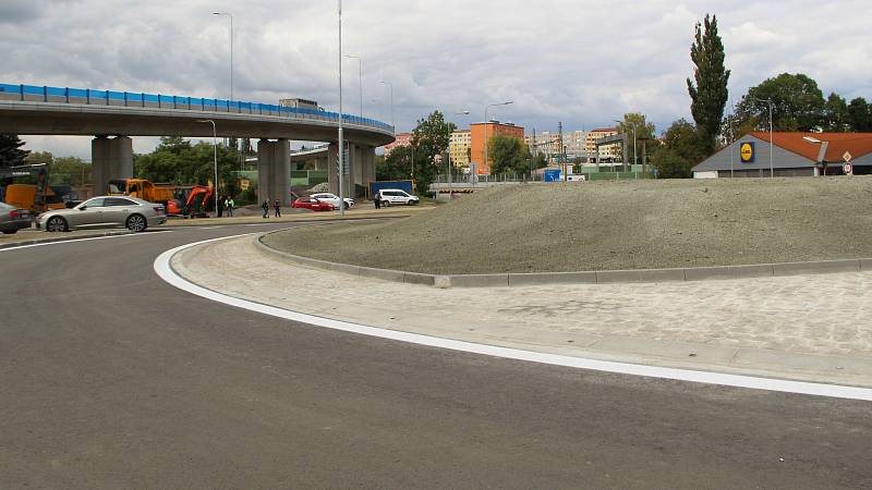 Slavnostní zprovoznění nové okružní křižovatky u přerovského Lidlu završilo náročnou stavbu mimoúrovňového křížení v Předmostí. 21. září 2021