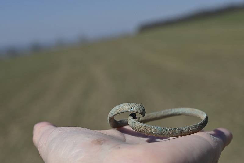 Archeologové odkryli na poli na Přerovsku depot z pozdní doby bronzové.